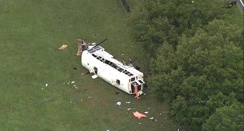 El personal de emergencia trabaja en la escena de un accidente mortal el martes 14 de mayo de 2024 en el condado Marion, Florida.&nbsp;
