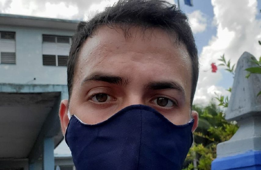 El youtuber Jansel Moreno fuera de la estación donde fue interrogado el miércoles.