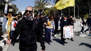 Manifestantes se concentran frente a la emisora estatal chipriota en Nicosia, Chipre, sábado 6 de marzo de 2021, en apoyo al llamado de la iglesia ortodoxa a retirar del concurso Eurovisión la canción El Diablo, presentada por el país. 