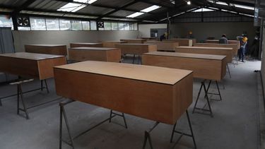 Trabajadores del gobierno de una provincia ecuatoriana fabrican ata&uacute;des para ser donados a familias pobres que deben enterrar a familiares fallecidos por el nuevo coronavirus en Tabacundo, Ecuador, el mi&eacute;rcoles 15 de abril de 2020.&nbsp;