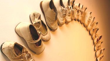 Sin título, instalación de Walterio Iraheta, de la serie Mis pies son mis alas, incluye 21 pares  de zapatos blancos evocando el tiempo que ha pasado desde cuando se firmaron los acuerdos de paz en El Salvador. (CORTESÍA)