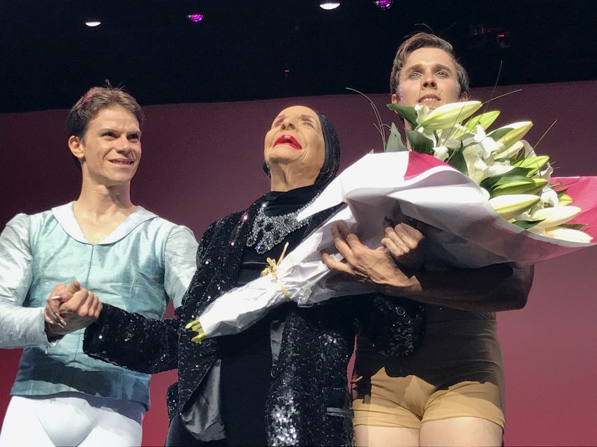 Alicia&nbsp;Alonso, junto a dos primeros bailarines del Ballet Nacional de Cuba, Yoel Carreño y Dani Hernández.
