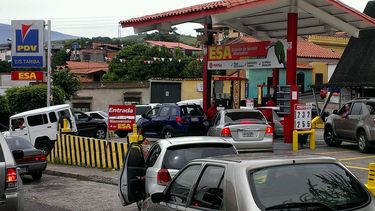 En&nbsp;Mérida y Táchira, decenas de vehículos llevan días formando colas kilométricas frente a gasolineras.