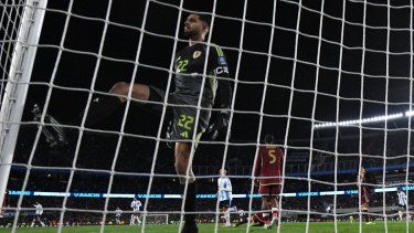 El portero venezolano #22 Rafael Romo reacciona después de que el delantero argentino #10 Lionel Messi (fuera de cuadro) anotara el tercer gol de su equipo durante el partido de fútbol de las eliminatorias sudamericanas de la Copa Mundial de la FIFA 2026 entre Argentina y Venezuela en el estadio Más Monumental en Buenos Aires el 4 de septiembre de 2025.&nbsp;