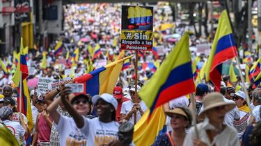 La gente marcha para protestar contra una reforma tributaria propuesta por el gobierno del presidente izquierdista Gustavo Petro, en Cali, Colombia, el 26 de septiembre de 2022. El exguerrillero de 62 años y exalcalde Petro, asumió el 7 de agosto con planes de reformas profundas en un país acosado por la desigualdad económica y la violencia del narcotráfico.