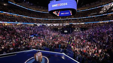 Jon Polin (R) y Rachel Goldberg, padres de Hersh Goldberg Polin, quien está rehén de Hamás, hablan en el tercer día de la Convención Nacional Demócrata (DNC) en el United Center en Chicago, Illinois, el 21 de agosto de 2024.&nbsp;