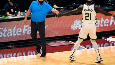 Jrue Holiday, de los Bucks de Milwaukee, es felicitado por el entrenador Mike Budenholzer, durante el partido del martes 29 de noviembre de 2020, ante el Heat de Miami&nbsp;