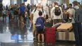 Personas recogen sus maletas en el aeropuerto.