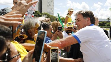 &nbsp;El presidente de Brasil Jair Bolsonaro saluda a sus simpatizantes en una concentraci&oacute;n en Brasilia. Bolsonaro fue instruido de permanecer en cuarentena por el coronavirus. &nbsp; El presidente brasile&ntilde;o, Jair Bolsonaro, saluda a los partidarios frente al Palacio de Planalto, despu&eacute;s de una protesta contra el Congreso Nacional y la Corte Suprema, en Brasilia, el 15 de marzo de 2020.