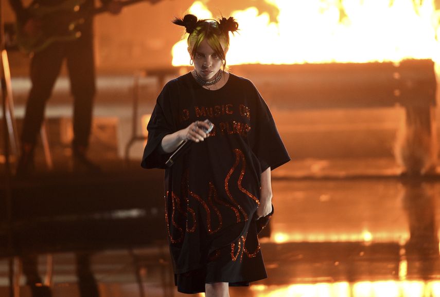 Billie Eilish canta all the good girls go to hell en la ceremonia de los American Music Awards en Los Ángeles. 