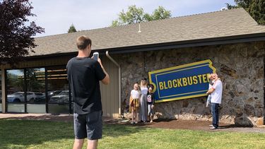 la ultima tienda blockbuster de eeuu atrae turistas a una ciudad de oregon