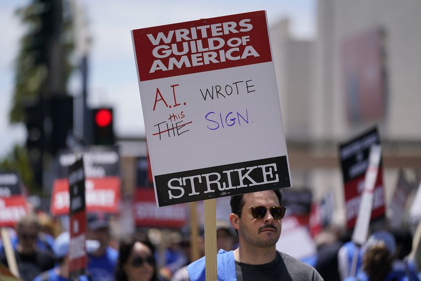 Miembros durante una manifestación del Sindicato de Guionistas de Estados Unidos frente a Fox Studios el martes 2 de mayo de 2023 en Los Ángeles.&nbsp;