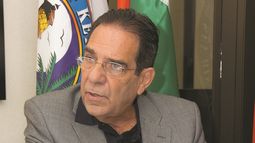 El comisionado  Xavier Suárez insisten en que es necesario reestructurar la burocracia del Condado para evitar poner todo el peso de los recortes en los empleados (Yender Hernández)