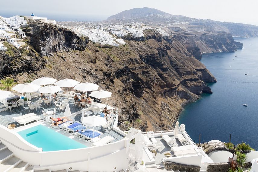 Alojarse en uno de los exclusivos hoteles-boutiques en Thira, con vista al mar, es especialmente caro.