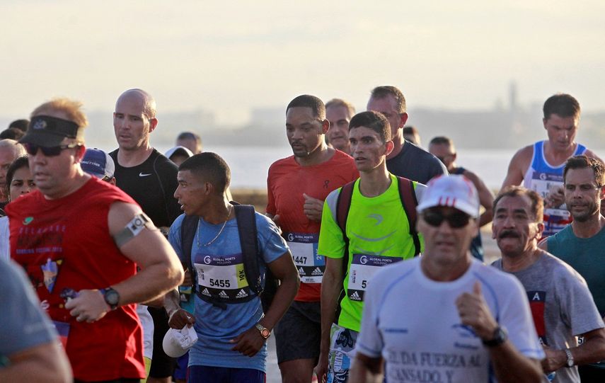 El actor estadounidense Will Smith (cen.) corre la media maratón entre cubanos en La Habana, el domingo 18 de noviembre de 2018.