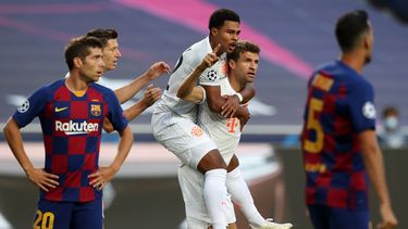 El delantero alem&aacute;n del Bayern M&uacute;nich Thomas Mueller (R) celebra con el mediocampista alem&aacute;n del Bayern M&uacute;nich Serge Gnabry despu&eacute;s de marcar un gol durante el partido de f&uacute;tbol de cuartos de final de la Liga de Campeones de la UEFA .&nbsp;
