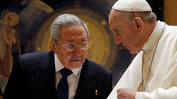 Papa Francisco admite buena relación con el dictador Raúl Castro