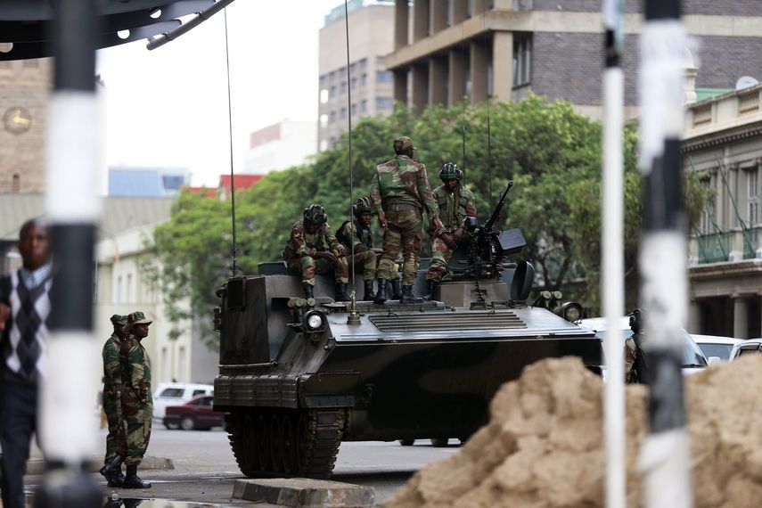 Soldados subidos en un vehículo armado patrullan una calle de Harare,&nbsp;Zimbabue, hoy 16 de noviembre de 2017.&nbsp;&nbsp;