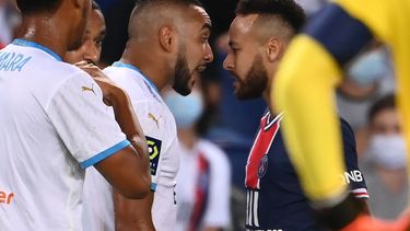 Neymar encara a Dimitric Payet&nbsp; durante el partido del domingo 13 de septiembre de 2020