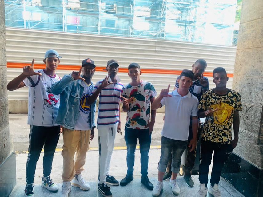 Los siete jóvenes hacen la señal de Libertad ante su inminente traslado a prisión.&nbsp;