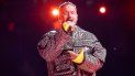 El cantante colombiano J Balvin se presenta en el escenario durante la grabación del concierto de recaudación de fondos Vax Live en el SoFi Stadium en Inglewood, California, el 2 de mayo de 2021. El cantante colombiano J Balvin se presenta en el escenario durante la grabación del concierto de recaudación de fondos Vax Live en el SoFi Stadium en Inglewood, California, el 2 de mayo de 2021.