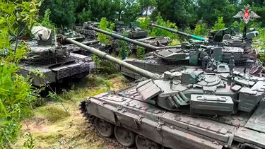 Tanques del grupo contratista militar ruso Wagner se ven estacionados antes de su entrega al ejército ruso en un lugar no revelado.