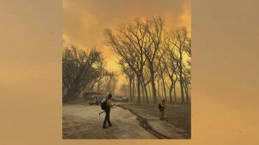 En esta foto suministrada por el departamento de bomberos de Flower Mound, Texas, se ve a bomberos que se dirigen a combatir un incendio en el extremo norte de Texas el martes 27 de febrero de 2024.&nbsp;