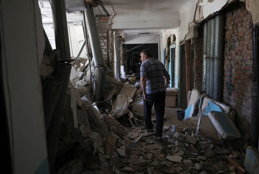 Un residente local camina dentro del hospital destruido de la ciudad de Hulyaypole, región de Zaporizhzhia, el 6 de julio de 2023, en medio de la invasión rusa de Ucrania. &nbsp;