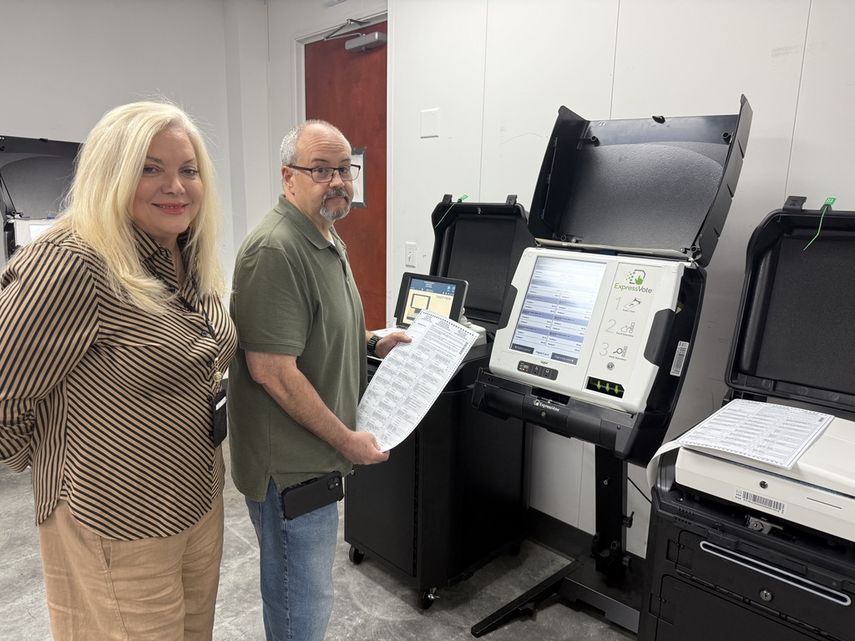 Alina García como Supervisora de Elecciones frente a una novedosa máquina de votación. Alina García como Supervisora de Elecciones frente a una novedosa máquina de votación.