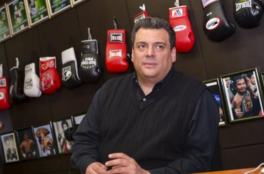 Sulaimán considera que es un riesgo dejar a los púgiles participar en Río 2016. (EFE)