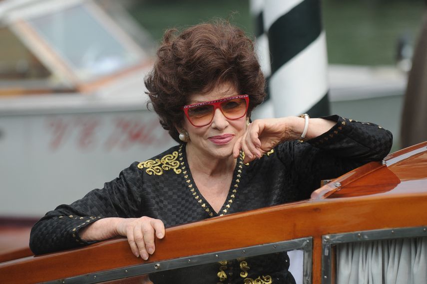 En esta foto de archivo tomada el 5 de septiembre de 2012, la actriz italiana Gina Lollobrigida llega a la 69ª edición del Festival de Cine de Venecia el 5 de septiembre de 2012 en el Lido de Venecia.&nbsp; &nbsp;