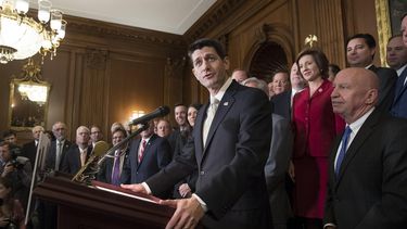 El presidente de la Cámara de Representantes, el congresista republicano&nbsp;Paul&nbsp;Ryan (izda), comparece ante la Cámara de Representantes de EEUU una vez aprobada la propuesta de reforma fiscal, que promete profundos recortes de impuestos para trabajadores y empresas.&nbsp;