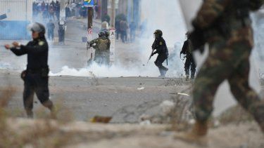 La policía antidisturbios choca con los manifestantes durante una protesta en la carretera Panamericana en el Cono Norte de Arequipa, Perú, el 12 de diciembre de 2022.