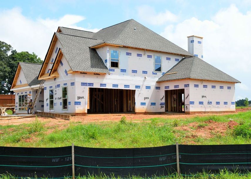 Imagen de una casa en construcción.