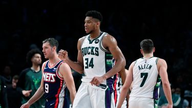 El griego Giannis Antetokounmpo, de los Bucks de Milwaukee, festeja tras anotar ante los Nets de Brooklyn en la segunda mitad del partido del jueves 31 de marzo de 2022