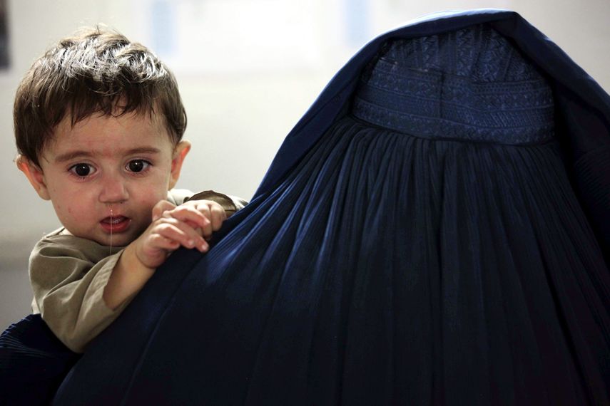 Una refugiada afgana con su hijo&nbsp;