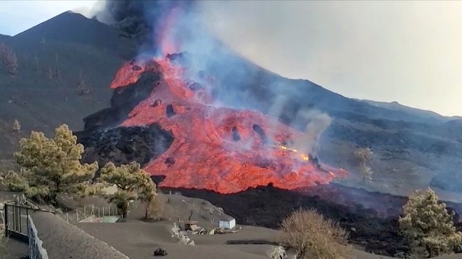 Esta captura de imagen tomada de un video publicado por el Instituto Geológico y Minero de España (IGME-CSIC) muestra una de las corrientes de lava que fluye y transporta piedras de bloques masivos después de que un cono colapsara en el lado norte del volcán Cumbre Vieja, en las Islas Canarias. de La Palma.
