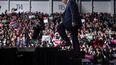 El presidente Donald Trump llega al Aeropuerto W.K. Kellogg, el miércoles 18 de diciembre de 2019, en Battle Creek, Michigan. 