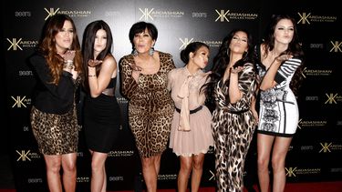 De izquierda a derecha, Khloe Kardashian, Kylie Jenner, Kris Jenner, Kourtney Kardashian, Kim Kardashian y Kendall Jenner en la fiesta de lanzamiento de Kardashian Kollection en Los Ángeles, realizada el 17 de agosto de 2011.