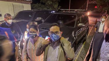 Juan Francisco Sandoval, exjefe de la Fiscalía Especial Contra la Impunidad (FECI) de Guatemala, centro, entra a Las Chinamas, El Salvador, sábado 24 de julio de 2021 por la madrugada.&nbsp;