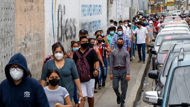 Los votantes hacen fila afuera de una mesa de sufragios durante las elecciones presidenciales y legislativas en Guayaquil, Ecuador, el domingo 7 de febrero de 2021.