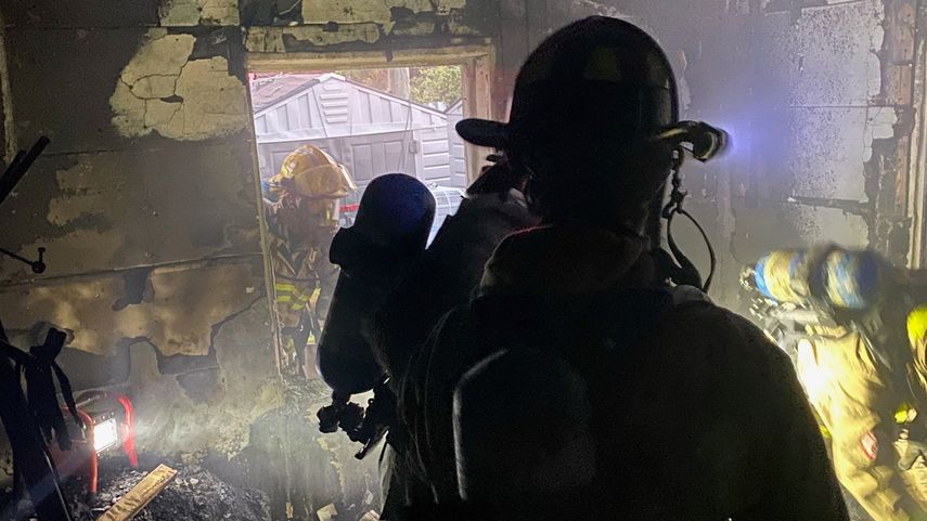 Rescatistas del Departamento de Bomberos de Miami acudieron para sofocar las llamas.