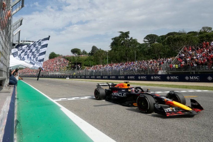 Max Verstappen al volante de su Red Bull cruza la meta al ganar el Gran Premio de Italia, el domingo 19 de mayo de 2024, en Imola