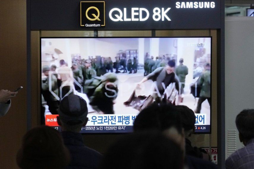 Una pantalla de televisión conoce una imagen de soldados que se cree proceden de Corea del Norte, en fila para recibir suministros de Rusia, durante un programa de noticias en la estación de tren de Seúl, en Corea del Sur, el lunes 21 de octubre de 2024.&nbsp;