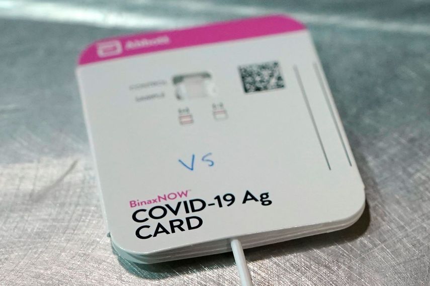Esta foto del 3 de febrero del 2021 muestra una prueba rápida de coronavirus producida por Abbott Laboratories, en Tacoma, Washington. Las autoridades de salud en Estados Unidos dieron luz verde el 1 de abril del 2021 a otras dos pruebas compactas de coronavirus que pueden ser adquiridas en farmacias y usadas en casa para resultados rápidos.