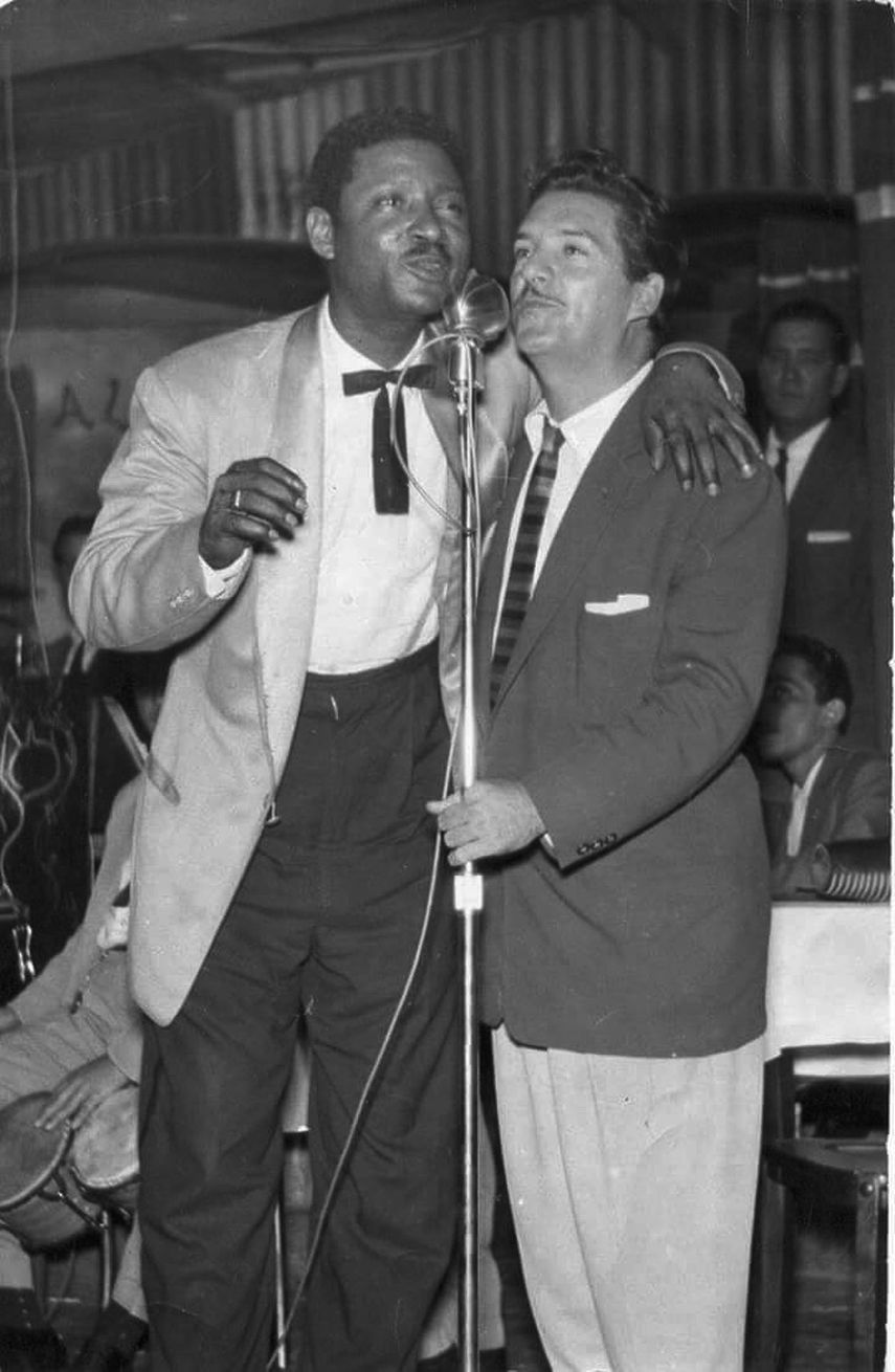 Beny Moré junto al cantante Roberto Faz.