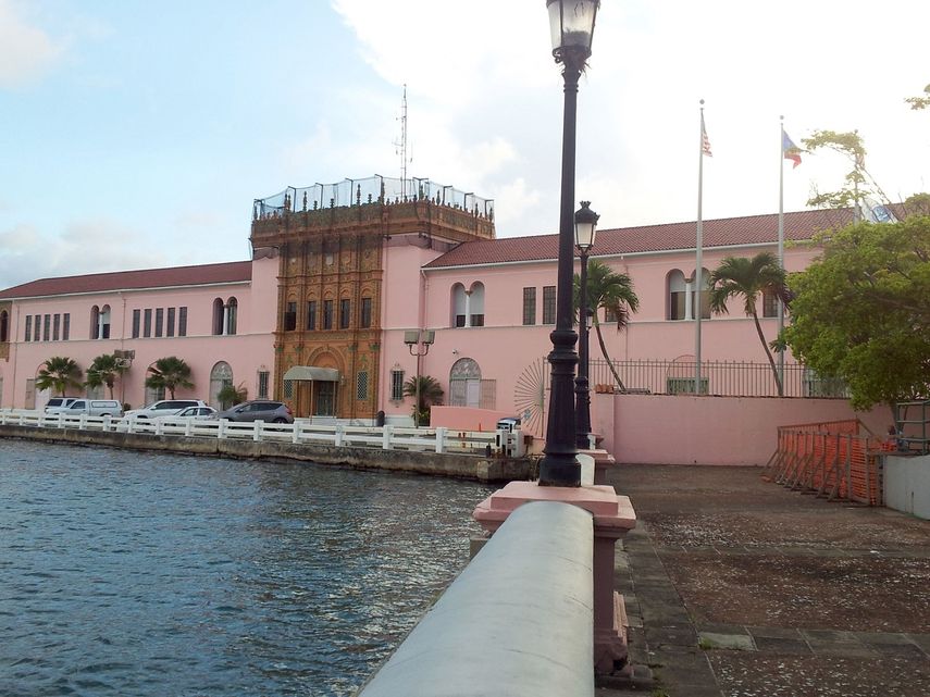 Si ingresa a los Estados Unidos a través de Puerto Rico y las Islas Vírgenes Estadounidenses, se requiere que los navegantes reporten su llegada por teléfono.