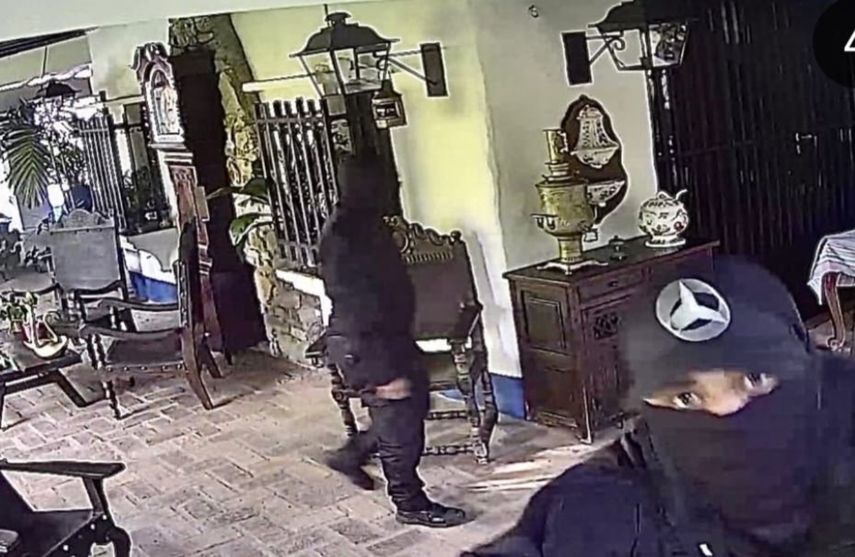 El allanamiento a la residencia de la madre de Magalli Meda, jefa de campaña de María Corina Machado, involucró a un grupo de agentes encapuchados que fueron registrados por las cámaras de seguridad