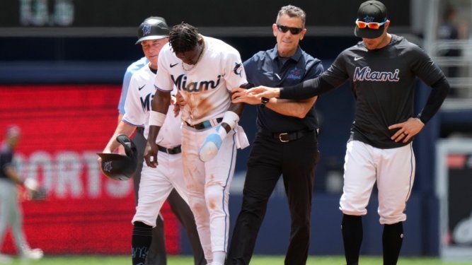 El jugador de los Marlins de Miami, Jazz Chisholm Jr., abandona el terreno de juego luego de sufrir una colisión en la segunda base en el duelo contra los Mellizos de Minnesota.