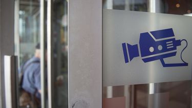 En Alemania se está llevando a cabo desde esta semana una experiencia piloto en una estación de trenes del sur de Berlín con cámaras que guardan imágenes en programas informáticos que a su vez permiten reconocer los rostros humanos.&nbsp;